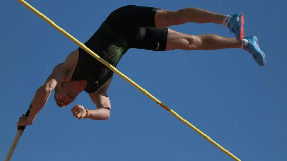 włodzimierz jaworski in a pole vault representing health and longevity