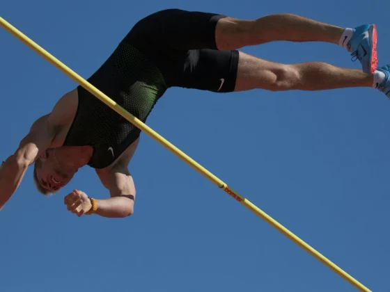 włodzimierz jaworski in a pole vault representing health and longevity