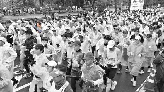 Marathon runners at the Osaka starting line with Crissman highlighted in color