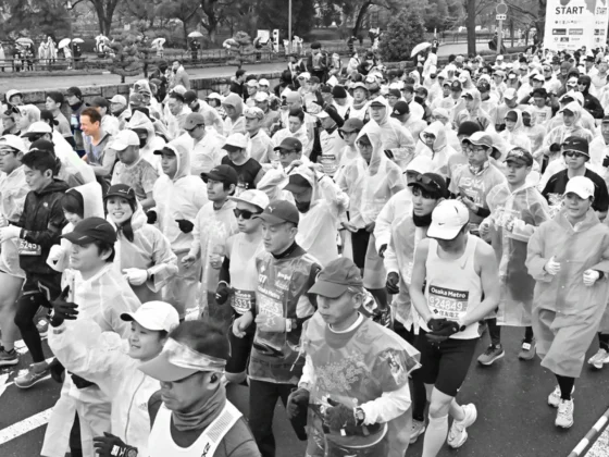 Marathon runners at the Osaka starting line with Crissman highlighted in color